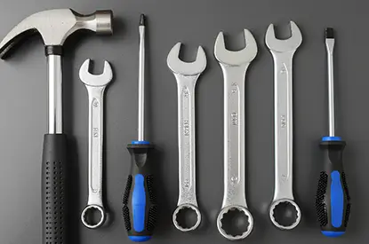 chaves alicates e ferramentas manuais